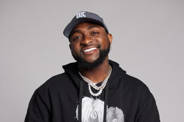 Davido buys expensive diamond necklaces for his 30BG crew members